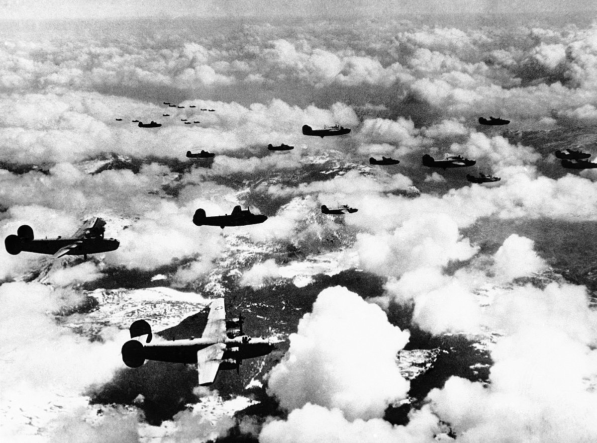 美国B-24轰炸机二战中生产18000架，四成是福特公司生产｜老照片 - 33