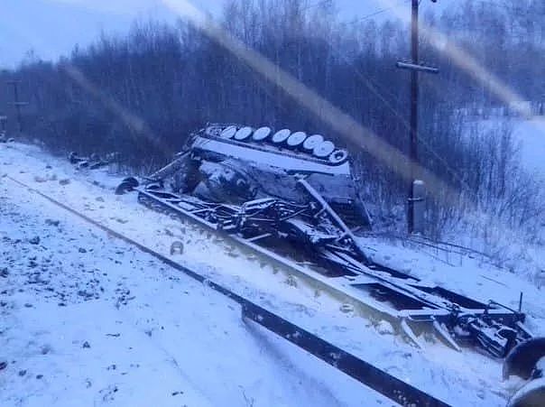 俄国军列脱轨，坦克装甲车辆翻了一地，厚积雪可能为事故原因｜军情晚报 - 2