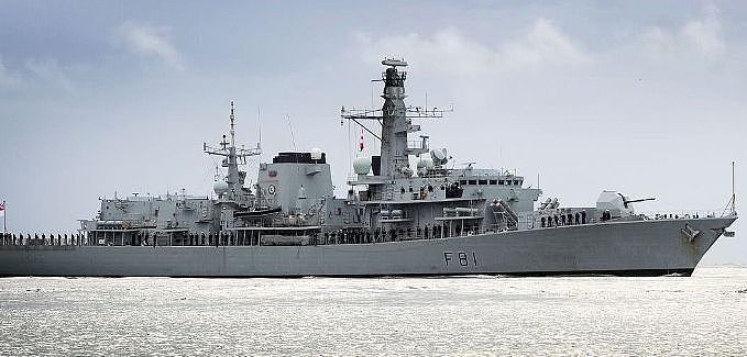 南海，16艘中国军舰，好好“教育”了这艘惹事的英国军舰 - 4