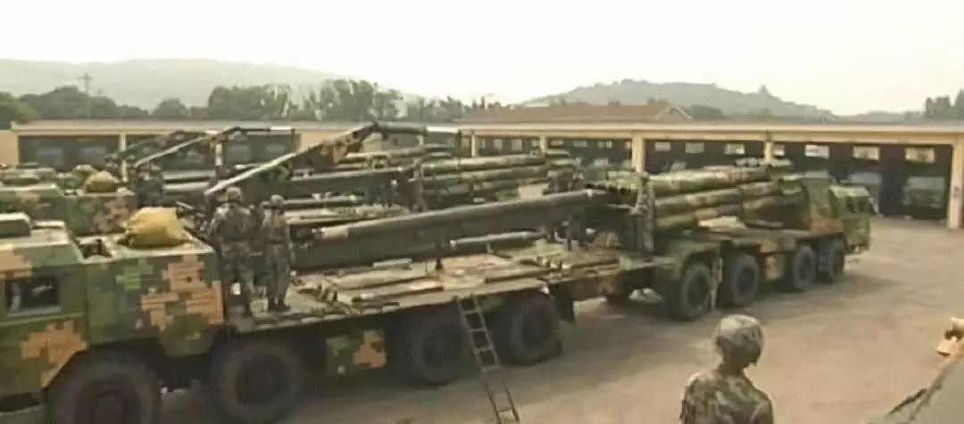 中国火箭炮号称小国战术导弹，射程四百千米的自己为何没装备 | 军情晚报 - 3