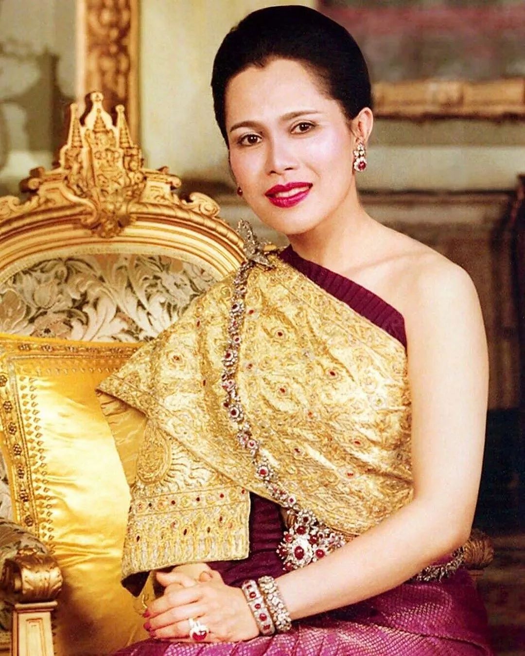 为了看新王妃的美照，泰国人民把网站挤瘫痪了…… - 33