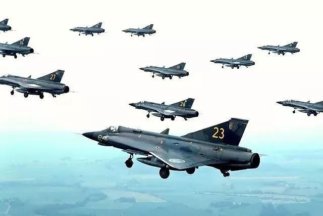 欧洲小国也能摆出大阵势，瑞典龙式战斗机编队气场十足 - 8