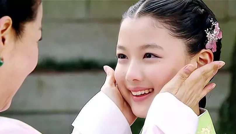 她是99年出生号称“天然美颜”的韩国实力派演员，同样都是20岁，金裕贞的颜值可以秒杀一切网红！ - 6