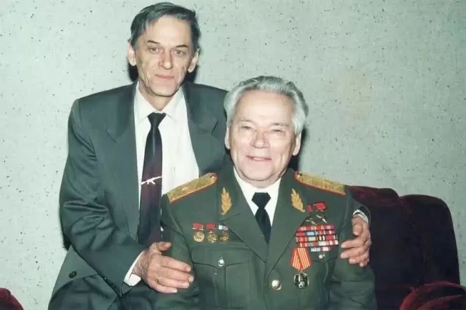 AK传人小卡拉什尼科夫去世，被父亲光环掩盖的枪王曾制造野牛冲锋枪 - 2