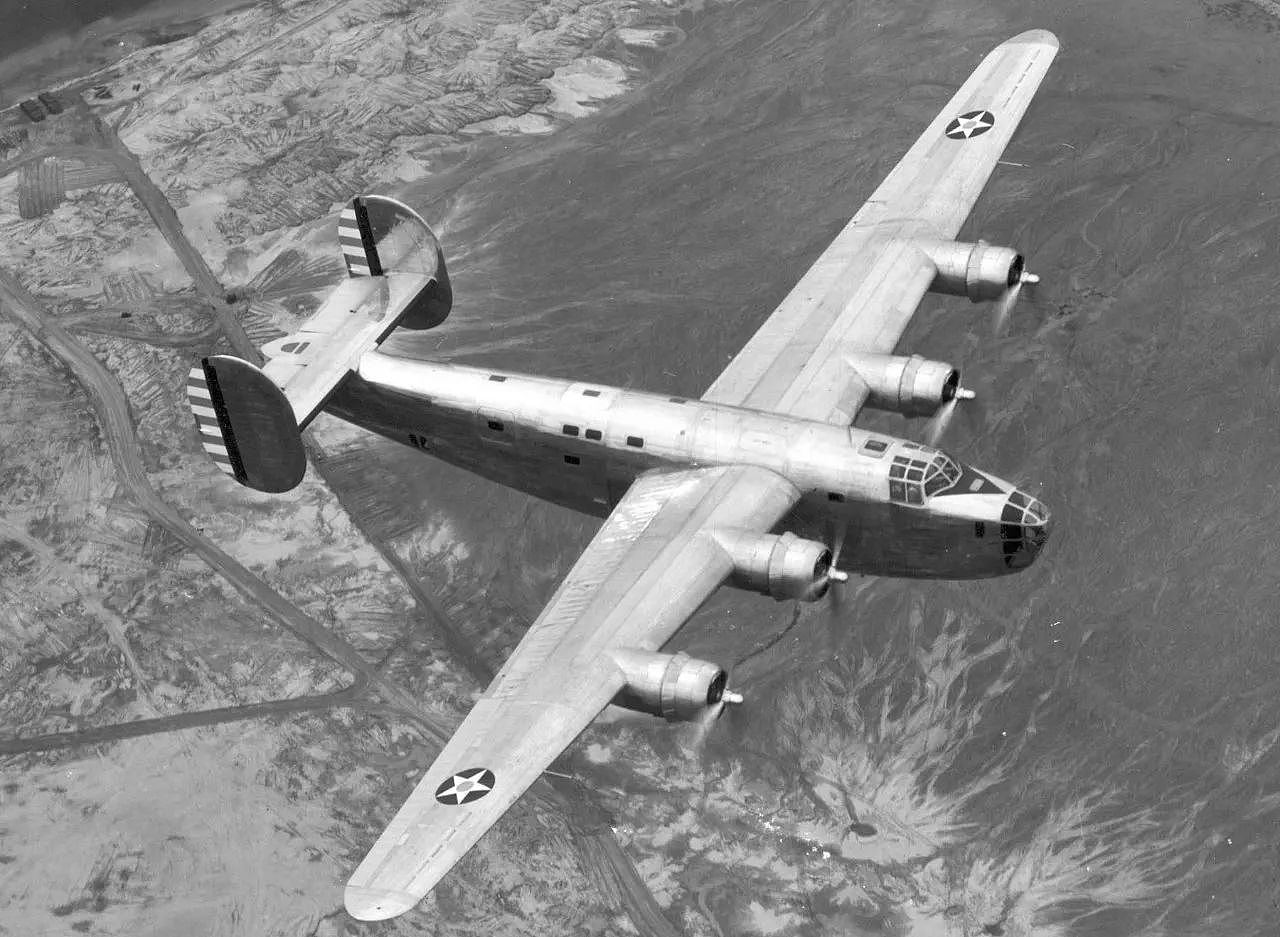 美国B-24轰炸机二战中生产18000架，四成是福特公司生产｜老照片 - 7