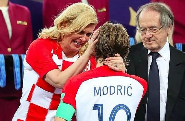 女总统强忍泪水，为他擦去眼泪，这个从战火中走来的世界杯MVP，用努力赢得了全世界的尊重 - 7