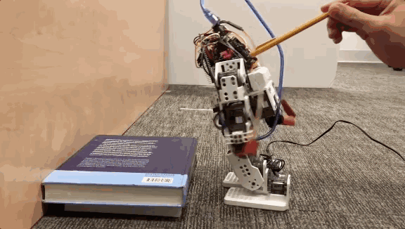 任推不倒！杜克大学这个机器人“小强”自己会扶墙 - 7