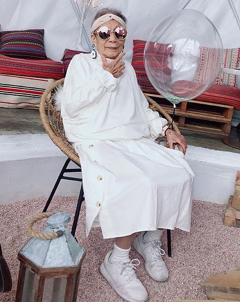 中国奶奶穿旗袍游巴黎，惊呆老外：美与年龄无关 - 36
