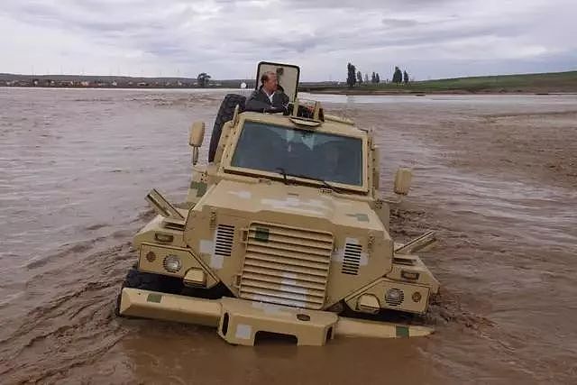 大赞！内蒙古突遇洪灾，兵工厂直接开出刚造好的装甲车救灾 | 军情晚报 - 9