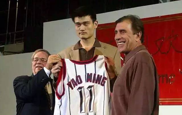 离开球场8年的大姚，却从未离开篮球。他穿上西装继续完成中国篮球梦。 - 5