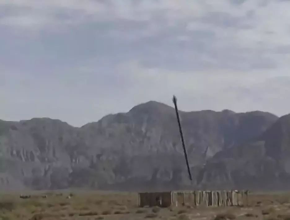 中国火箭炮号称小国战术导弹，射程四百千米的自己为何没装备 | 军情晚报 - 10