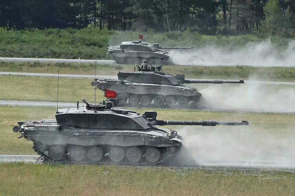 欧洲最强坦克挑战赛，瑞典女兵扛炮弹性感抢镜！ - 20