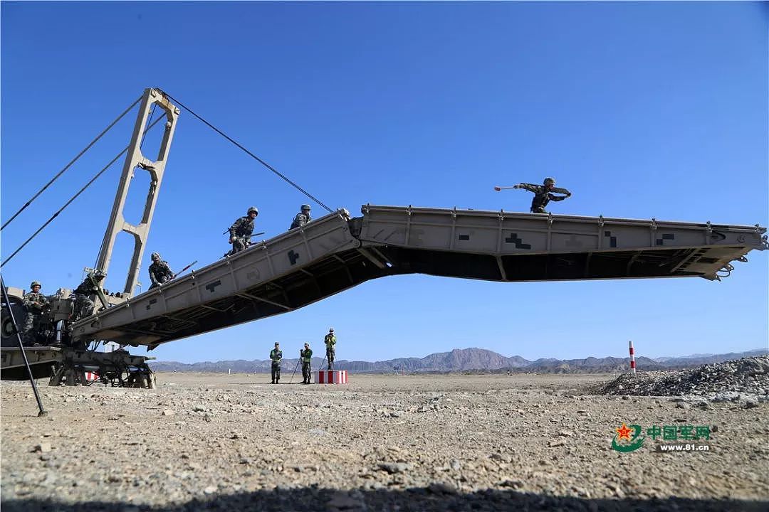 填坑搭桥的工兵神器，解放军在国际军事大赛中的两款工兵装备 - 9
