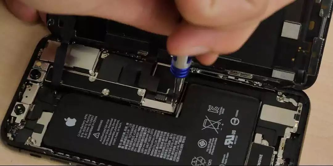 iPhone XS拆机视频首曝光，电池容量变少，又被苹果骗了！ - 3