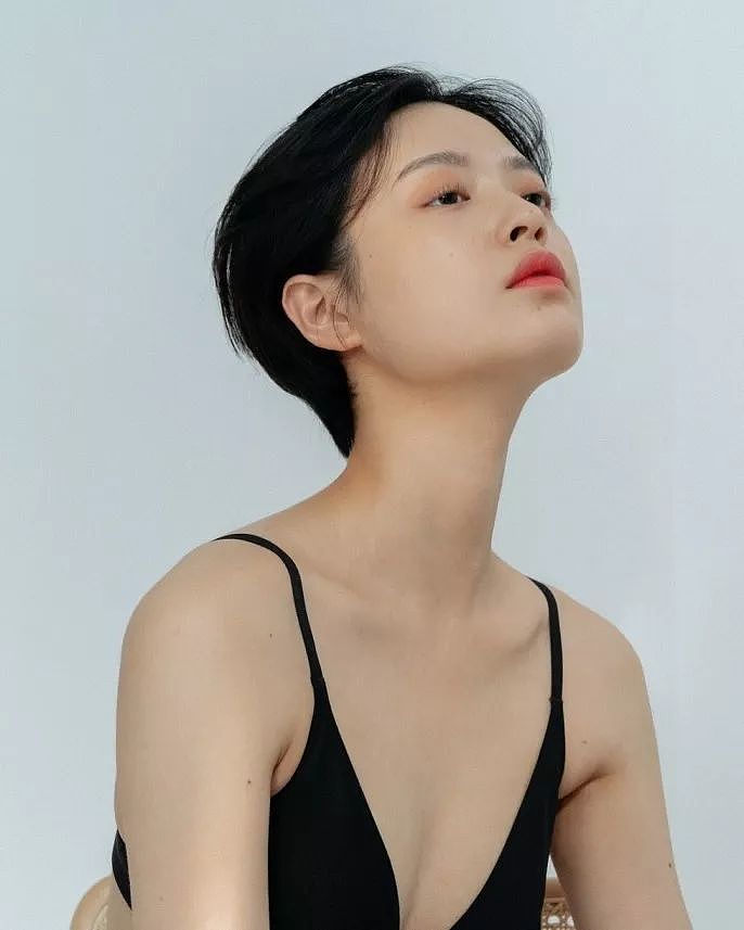 这个五官精致的韩国短发模特，因可攻可柔的绝佳衣品成为粉丝们不愿和别人分享的心头之宝！ - 2