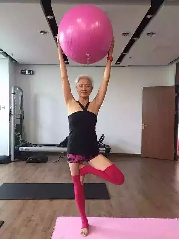 73岁天津白发奶奶坚持健身13年，如今活得像17岁少女... - 15