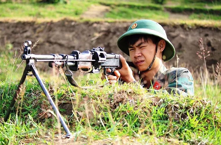 越南军队到现在都没有普及钢盔？这款木头做的“绿帽子”很扎心 - 10