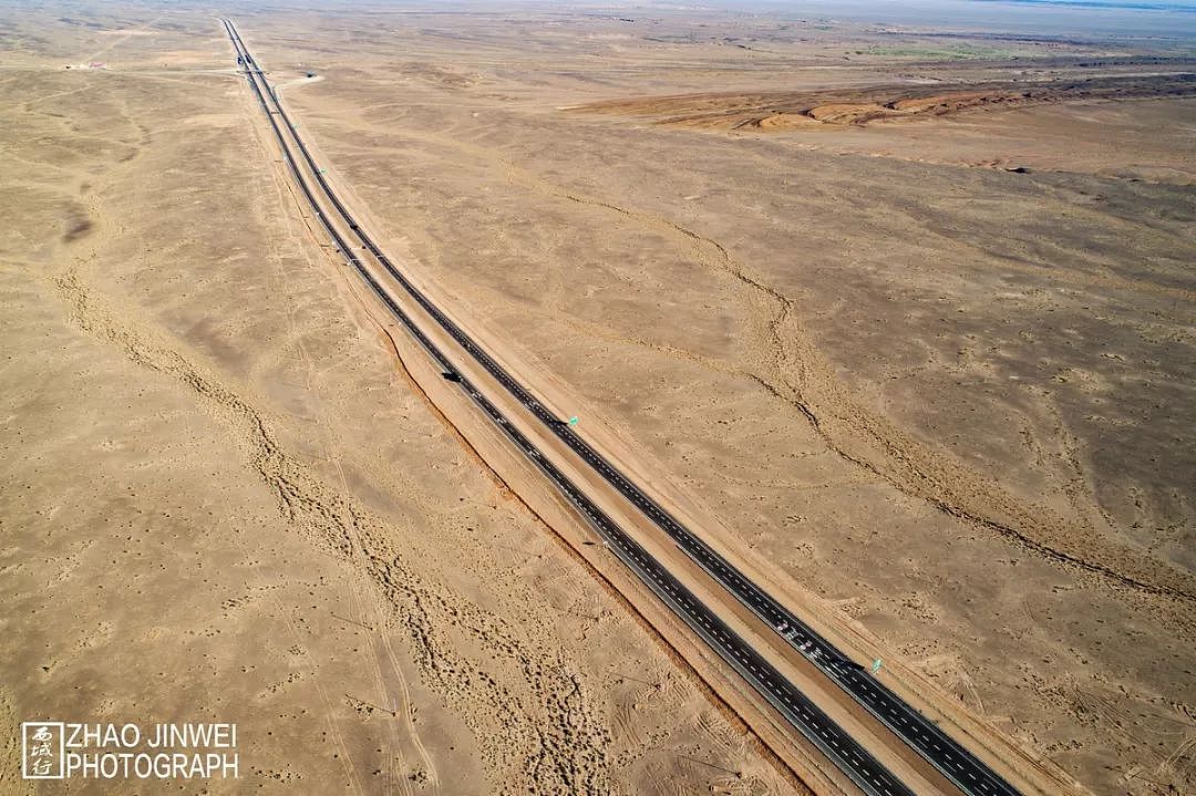 世界最长沙漠公路，耗资370亿，一路风景如画，自驾美爆了！ - 6