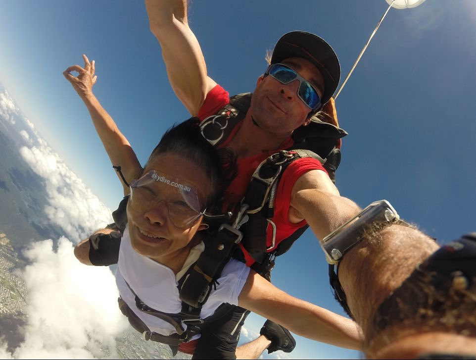 他带着70岁患癌的父亲去旅行，在14000英尺高空跳伞，没想到这份遗愿清单，归来竟是重生 - 34