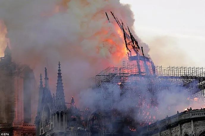 全世界为之悲伤！巴黎圣母院大火，800年古迹被焚毁，救援最新进展已出... - 1