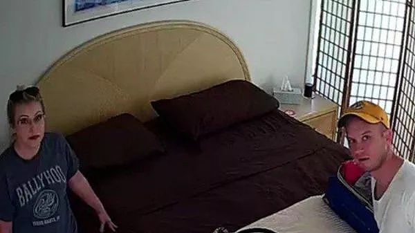 “别脱了，有人偷拍！”网红民宿1个房间3个摄像头，正对床上！ - 7