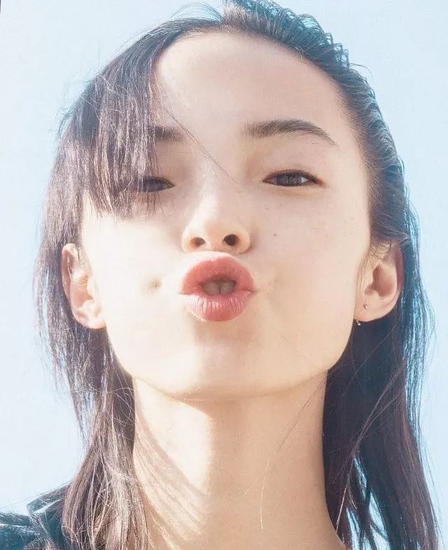 这位“宽眼距塌鼻梁”的18岁麻豆意外在Dior高定秀场走红，她会成为新加坡的“雎晓雯二代”吗？ - 1