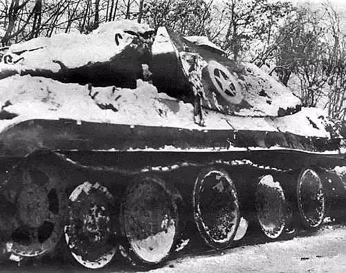 抓住就枪毙，阿登反击战中涂上美军标志的的德国黑豹坦克｜老照片 - 17