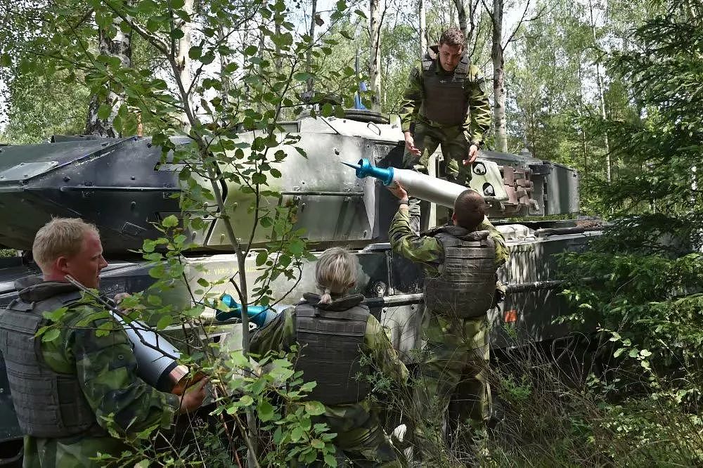 欧洲最强坦克挑战赛，瑞典女兵扛炮弹性感抢镜！ - 7