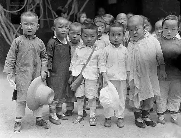 美国人在鞋盒里发现了6000张中国老照片，引起巨大轰动...... - 32