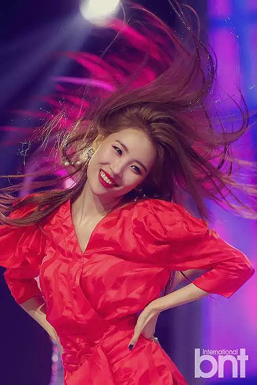 “韩国腿精”李宣美《冠军秀》喜提一位，比起节目中的迷人舞姿，她的“心机”发型更令人着迷！ - 4