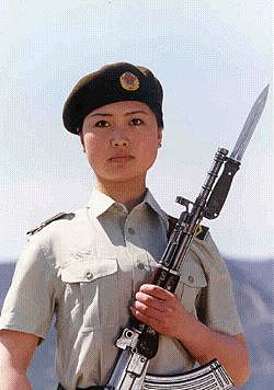 我军女兵服装简史：英姿飒爽九十年，不爱红装爱武装 - 52