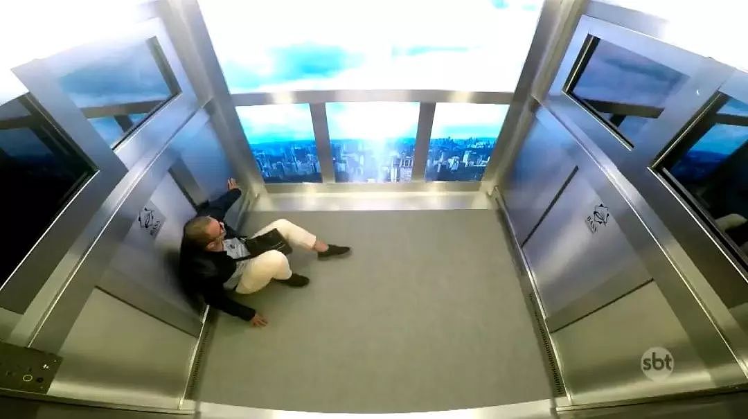 电梯突然失控！乘客吓尿了哈哈哈～ - 2