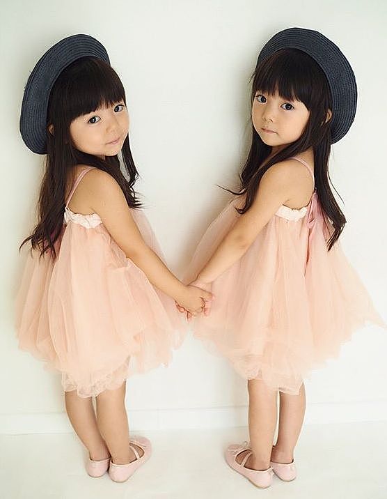 这对日本双胞胎小姐妹，复制粘贴的脸蛋和打扮，直接萌倒无数网友... - 23