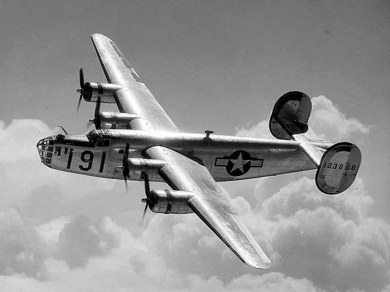 美国B-24轰炸机二战中生产18000架，四成是福特公司生产｜老照片 - 3