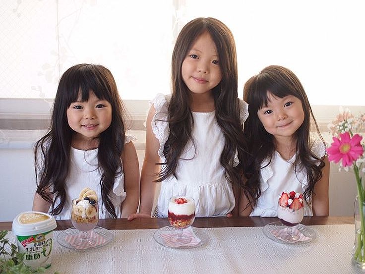 这对日本双胞胎小姐妹，复制粘贴的脸蛋和打扮，直接萌倒无数网友... - 26