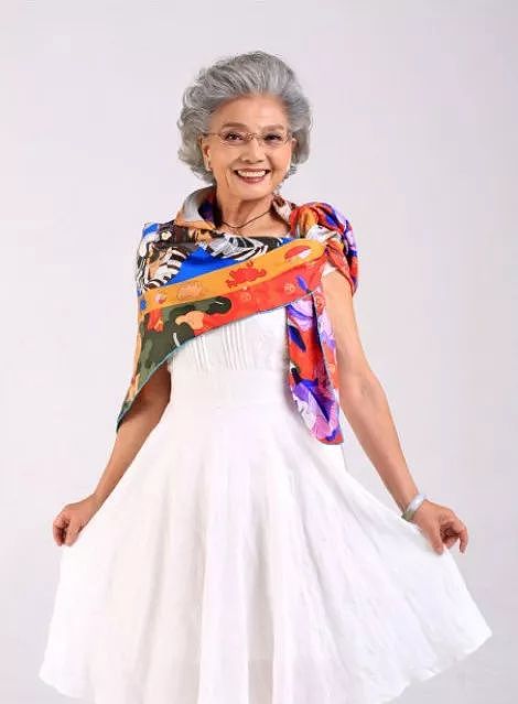 中国奶奶穿旗袍游巴黎，惊呆老外：美与年龄无关 - 28