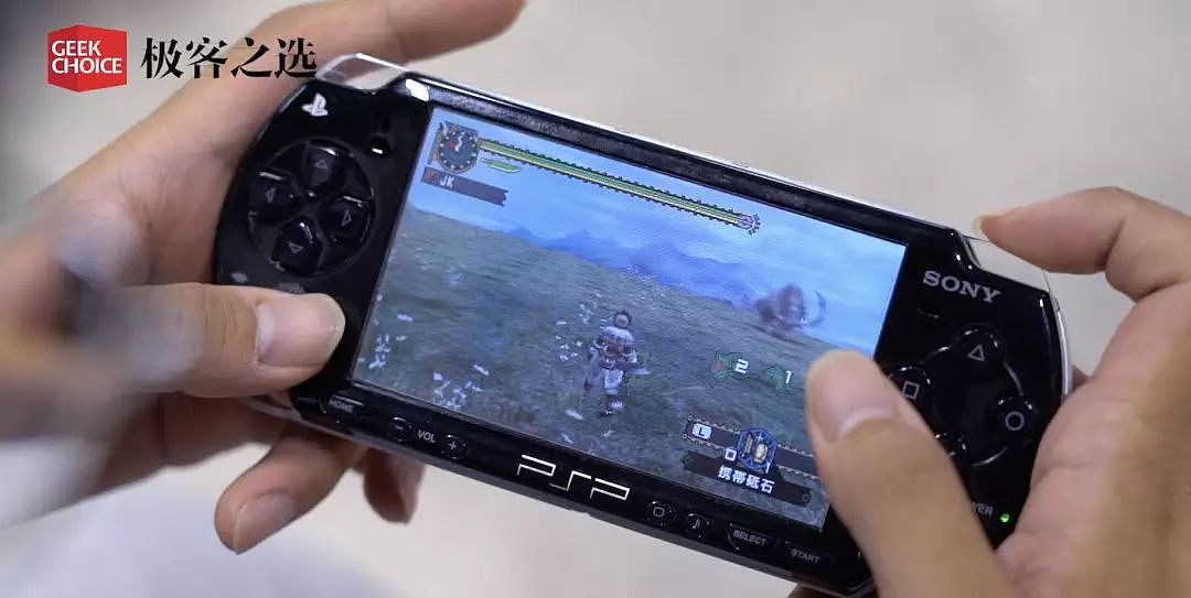 随时随地玩战神、怪猎，12 年前索尼靠 PSP2000 硬刚任天堂 | 极客博物馆 - 2
