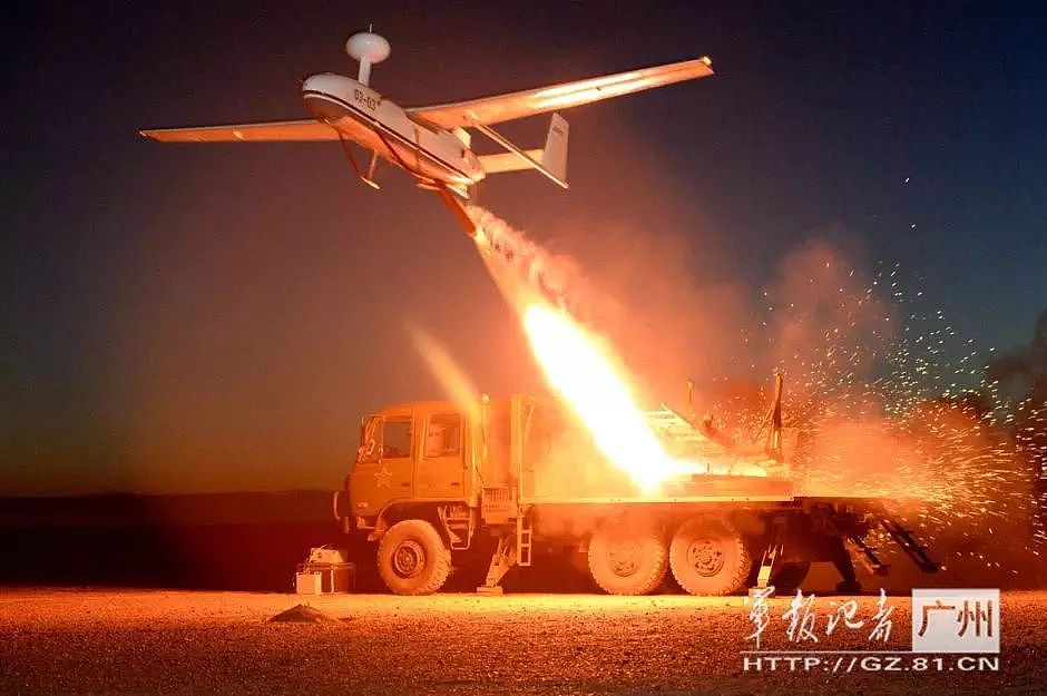 中国火箭炮号称小国战术导弹，射程四百千米的自己为何没装备 | 军情晚报 - 5