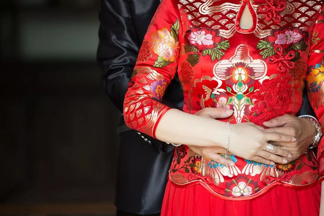 “伴娘就该被摸，这是习俗”：比天价彩礼更可怕的，是中国式婚闹 - 4