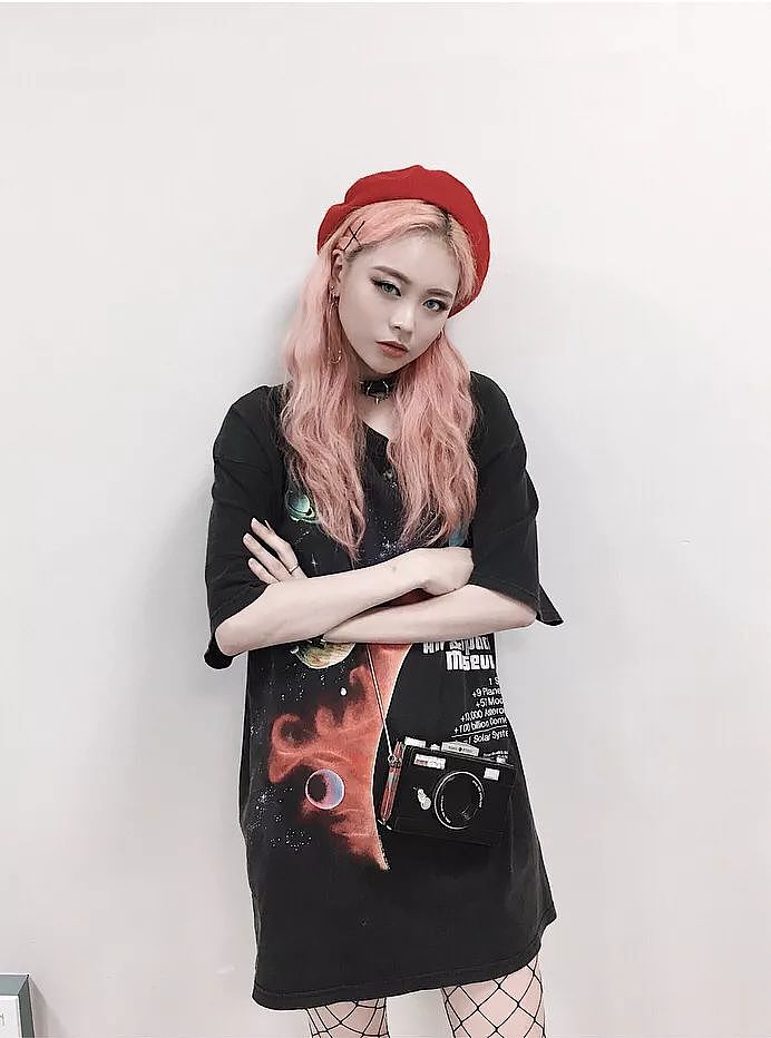纹身、穿孔、粉发、娃娃脸，这个不完美的“坏女孩”靠什么成为韩国当下最夯时尚博主？ - 29