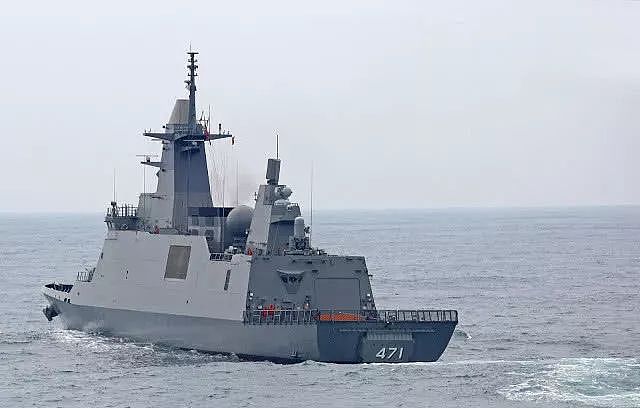 泰国海军两代主力舰同框，中国造军舰老骥伏枥，毫不弱于韩国新舰 - 10