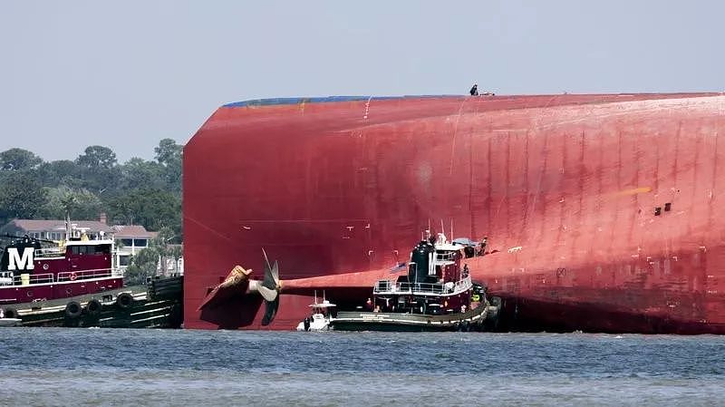 韩国7万吨巨轮侧翻，4名船员被困细节曝光，敲一夜舱壁终于获救 - 4