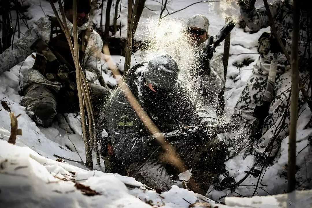 美军在北极驻军官兵防寒上煞费苦心：士兵敢穿着它泡冰水里 - 7