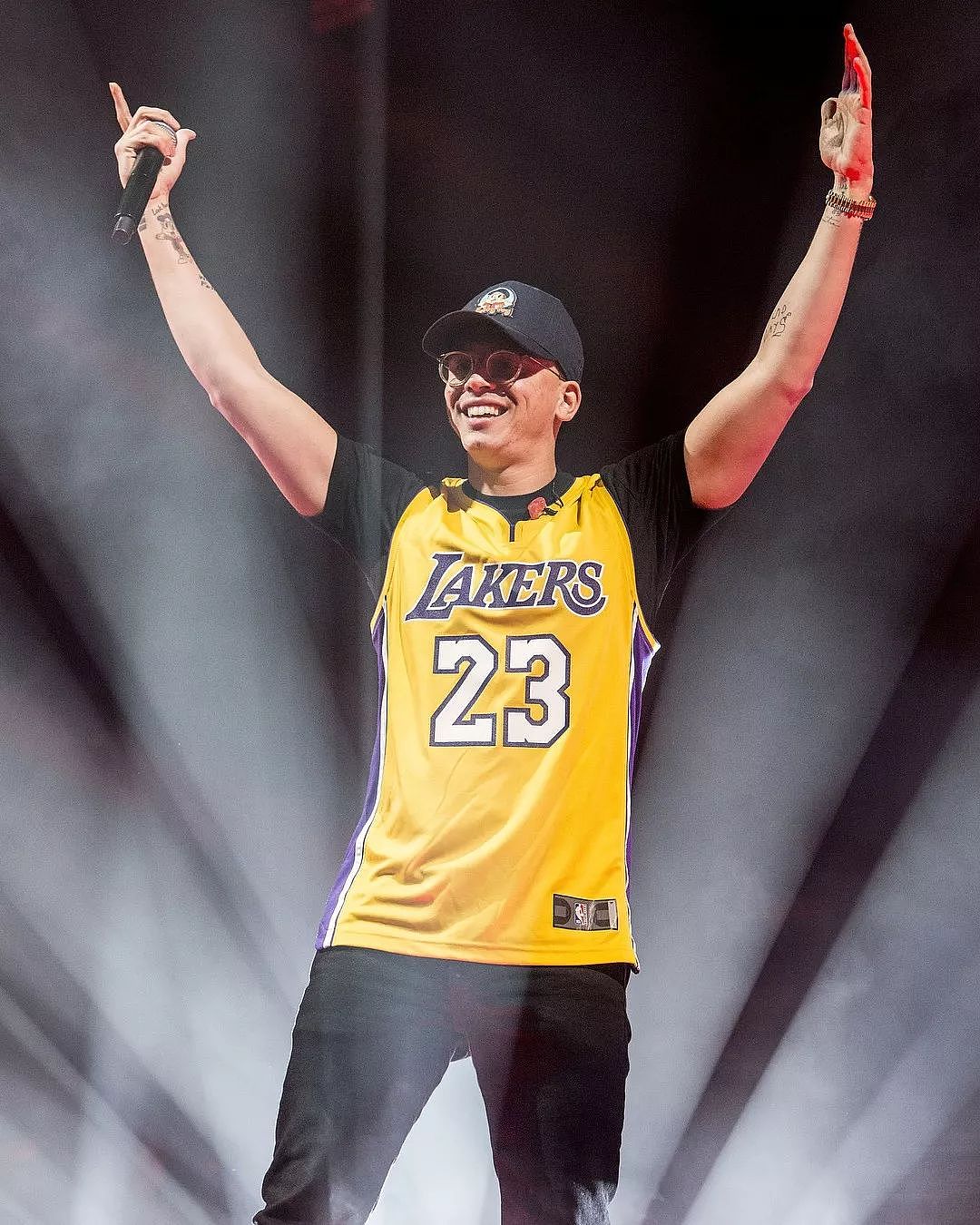 詹姆斯的影响力！说唱歌手Logic身穿湖人23号球衣登台表演 - 4