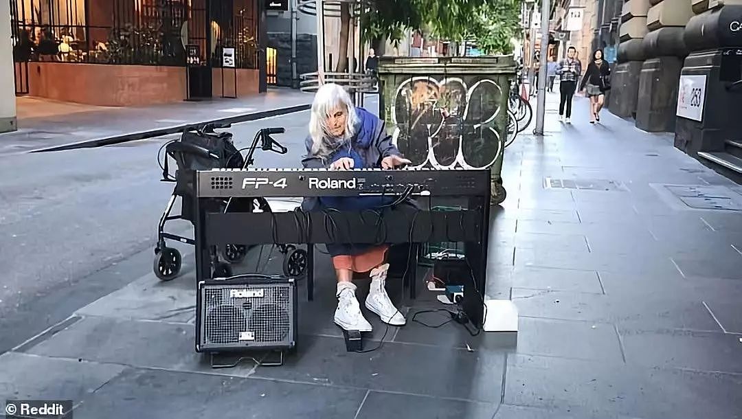 580万人被她感动！84岁澳洲老奶奶流浪街头20多年，她的琴声让全世界着迷，她的故事让所有人心碎… - 32