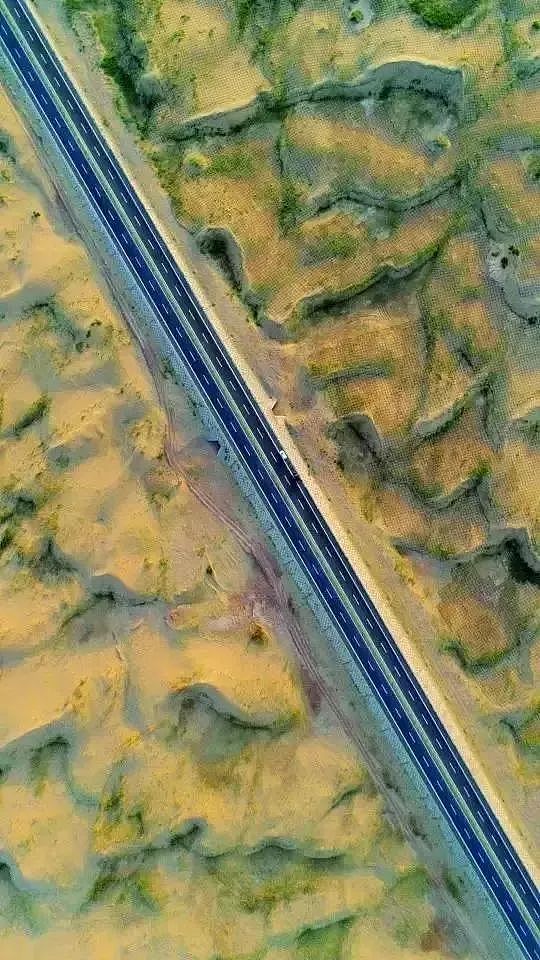 世界最长沙漠公路，耗资370亿，一路风景如画，自驾美爆了！ - 3