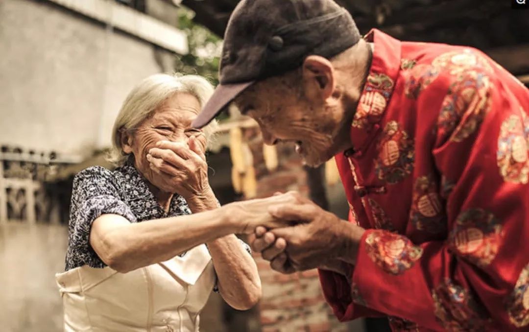 80岁老奶奶手机屏保看哭无数人：在出轨横行的年代，怀念老一辈的爱情！ - 23