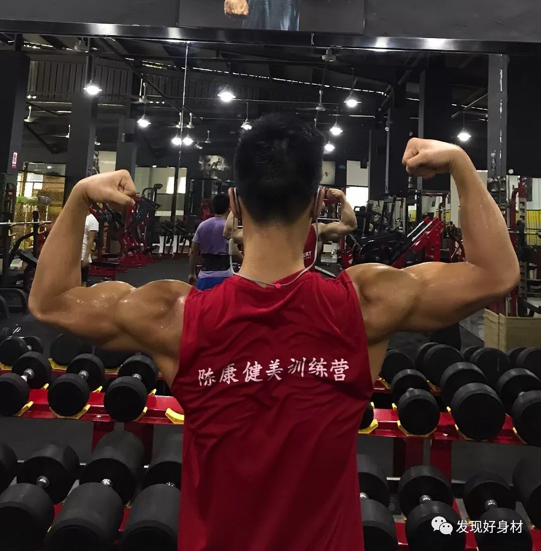 南京财经大学小伙健身两年成果，求轻拍 - 7