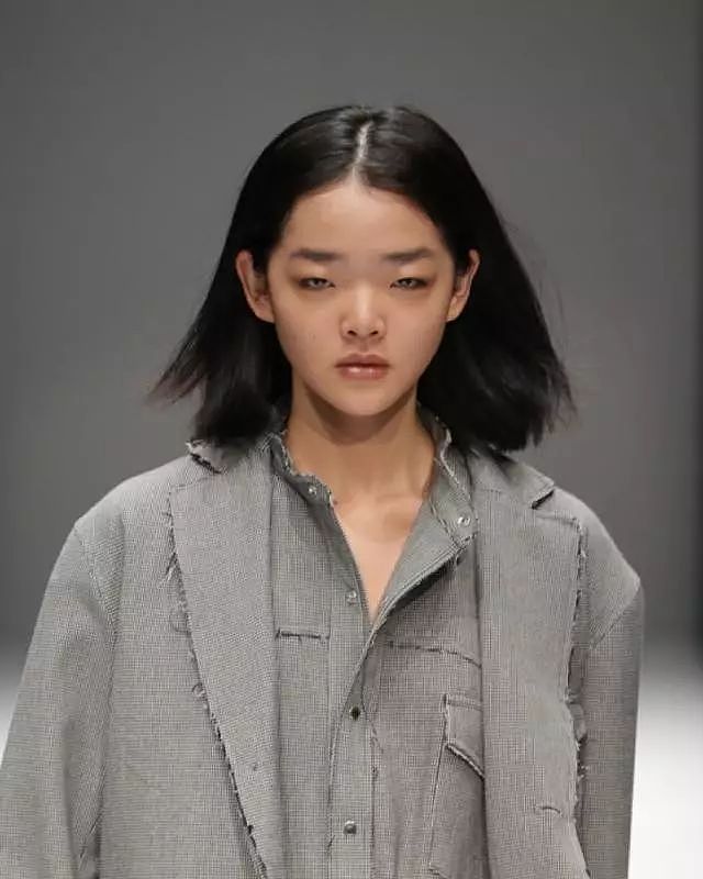 这位“宽眼距塌鼻梁”的18岁麻豆意外在Dior高定秀场走红，她会成为新加坡的“雎晓雯二代”吗？ - 15