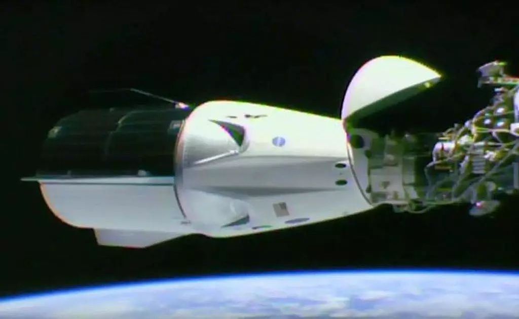 SpaceX 载人龙飞船成功与国际空间站对接；孟晚舟律师团对加拿大政府提起诉讼；贾扬清离职 FB 加盟阿里 | 极客早知道 - 1